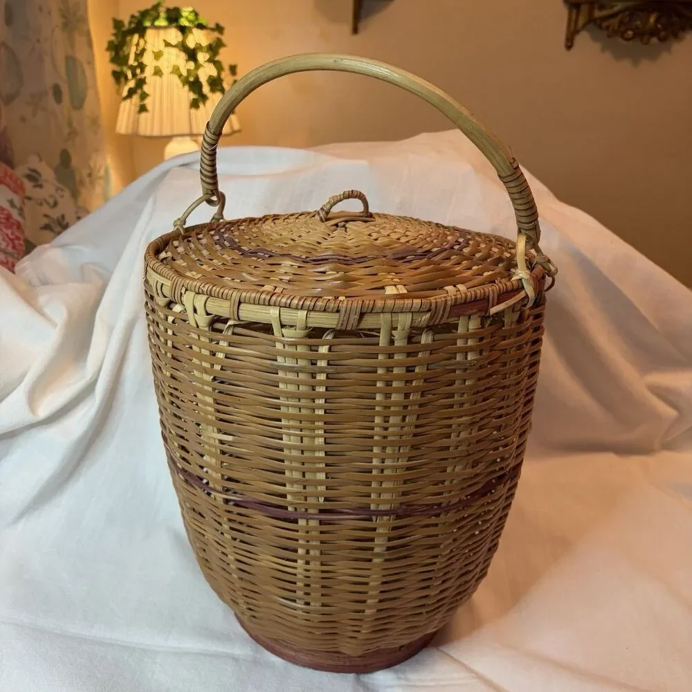 Vintage Hand Woven Wicker Basket With Fitted Lid Top Handle 11” x 14”